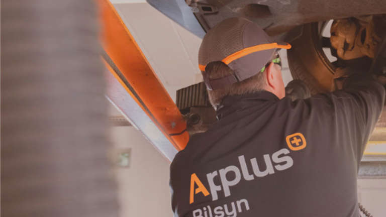 Applus+ Bilsyn 2026 Mand Under Bil