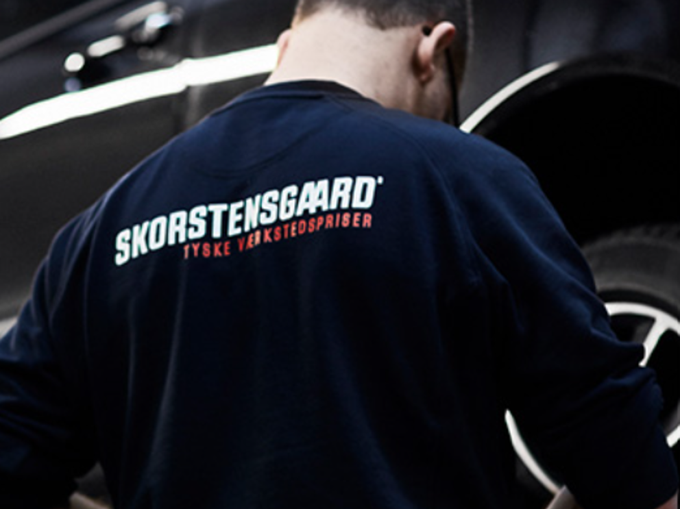 Skorstensgaard Mekaniker Med Ryggen Til