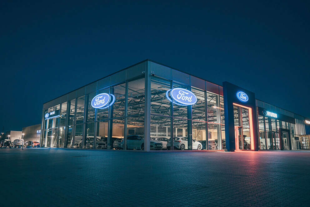 Bin2bil Holbæk By Night Facade