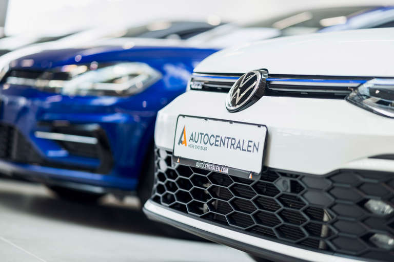 Autocentralen Vw Bil Med Logo I Farver