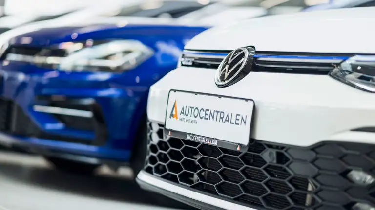 Autocentralen VW Bil Med Logo I Farver