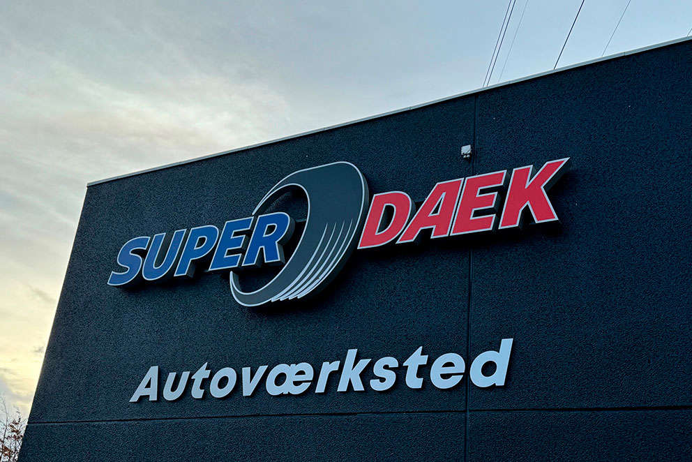 Super Dæk Service Facade 2024
