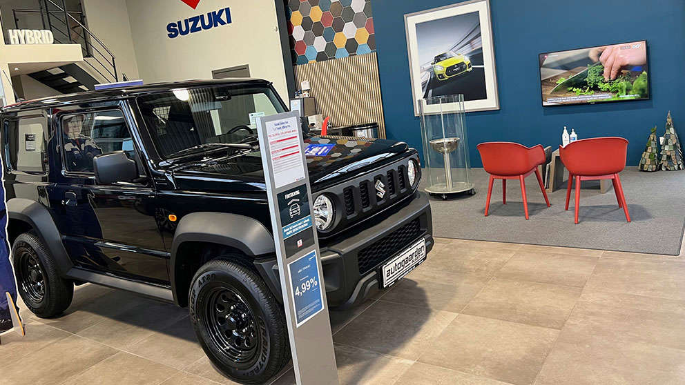 Autogaarden Ikast udstilling med sort bil 2025