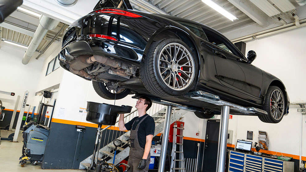 Østergaard Automobiler Værksted Med Bil