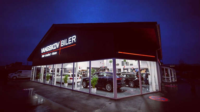 Vangskov Biler Natfacade