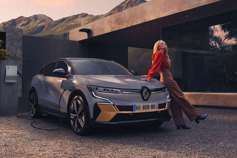 Renault E Tech 2024 Med Pige