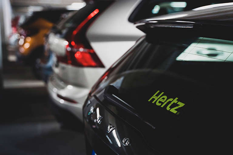 Hertz Bagende Af Bil Med Logo 2023